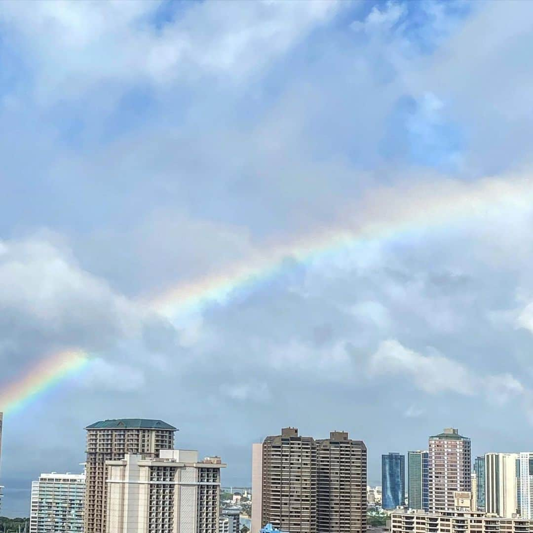 和央ようかさんのインスタグラム写真 - (和央ようかInstagram)「Rainbow 🌈🙏 Keep on smiling 😊  朝から２つも虹に出会った🌈🙏 日本の皆様も Have a smiling day 😊  #takakoworldstylin🌎 #lifestyle #hawaii #rainbow #yokawao #和央ようか」11月19日 7時42分 - yokawao0215