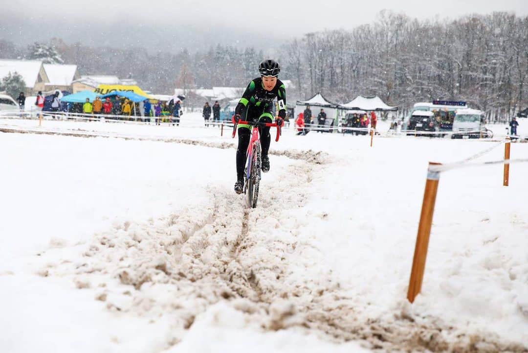のインスタグラム：「Hold on the line 🕺🏻Back CX action soooon 💚 #ThrowbackThursday  . . It has been 2years since the last time to ride CX ✌🏻 This time must be no snow 😜 . . いつかの#今日のエリさん」