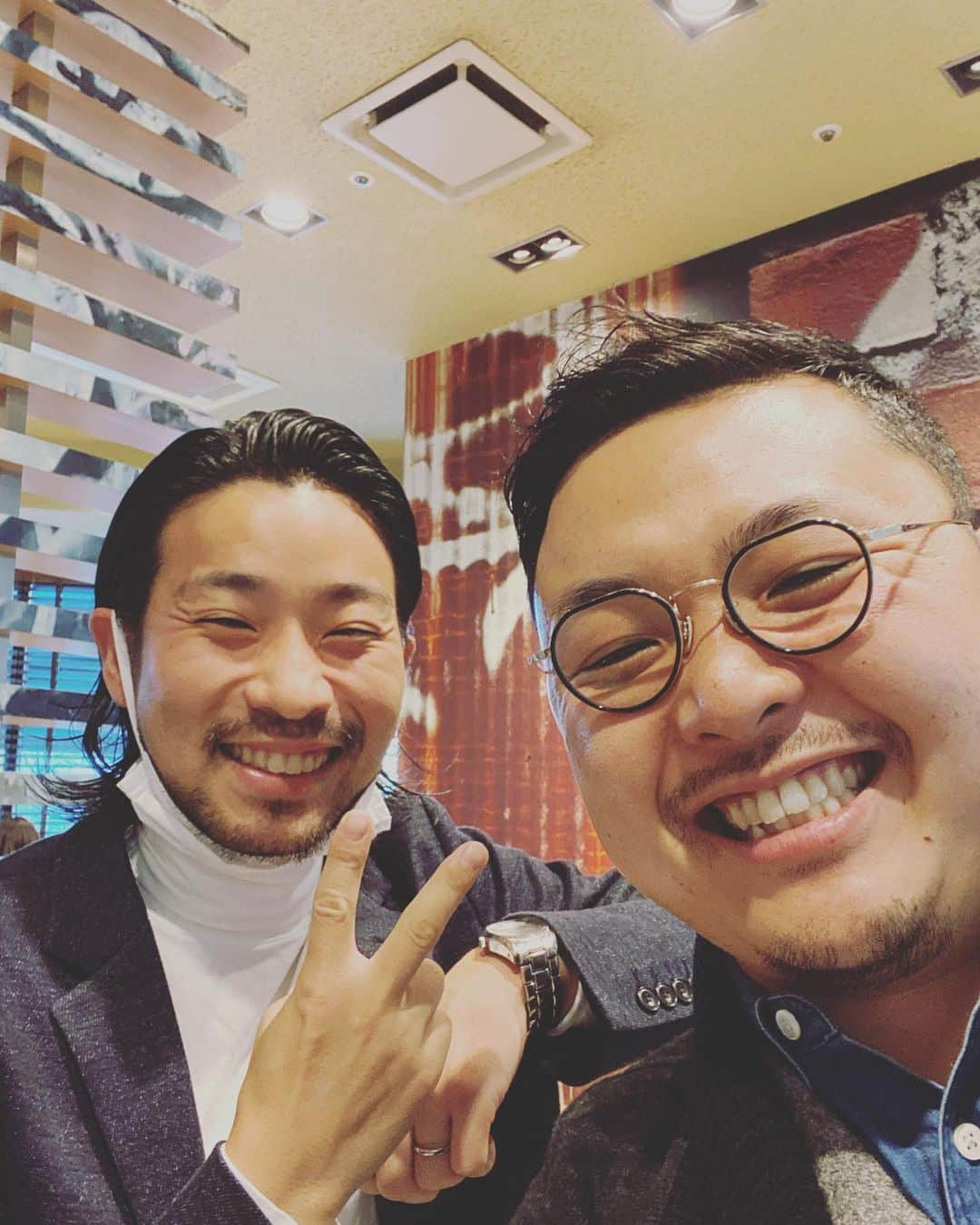 Takumi Kawaharaさんのインスタグラム写真 - (Takumi KawaharaInstagram)「ずっと会いたかった人。やっと会えました。次世代の当たり前を追究する求道者でありアーティストの武井浩三。  彼の動きの中には明確な意図を感じ、生き方そのものの中にメッセージを受け取っていました。  実際に話してみても、「ん？目指してるところ一緒じゃない？」っていう共感しか生まれない。チカラを合わせたら、世の中をチョットだけ良くしていくことができると感じました✨  ご縁に感謝。この出会いから、またできること一つずつやっていきます😌  #ご縁が繋がる #武井浩三 #ティール #次世代の当たり前 #artist #にしても顔の大きさが #テカリにしても #何故こうも違うのかしら」11月19日 7時36分 - takumi.kwhr