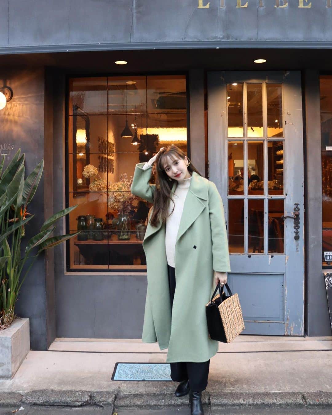平木愛美のインスタグラム：「カラーが可愛いコート🤍  今は臨月でぷくぷくだけど 産後は、コートの中はオールホワイトとかで合わせても可愛いだろうなぁ。  基本ぺたんこ靴だけど、安定感のある、楽な歩きやなすいくらいの高さのものは履いたりもしてます！👢  春にYouTubeで紹介してたguのパンツがゆったりめのロンパースで、お腹しめられなく楽で重宝！  かごバッグ合わせも何気にお気に入りです⚪️  coat / @amail_official  pants / @gu_global  #マタニティコーデ #臨月」