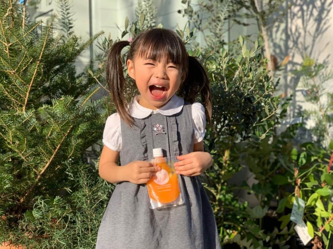 のインスタグラム：「𝐿𝐴 𝑆𝐴𝑁𝑇𝐸’  最近の子供たちおやつは 宝塚ラサンテ @lasante.takarazuka の コールドプレスジュースバーカクテル 子供たちのオヤツにぴったり〜ぴかぴか表情ウィンク 今日も娘ちゃんのお稽古の前に さくっと一緒に飲みました🥰  実はお友達のタカラジェンヌの子も 仲間たちと飲んでいるそうで 関西だと有名なのかな〜ぴかぴかぴかぴか ポチッとすればおうちに冷凍で届くから 便利でついついリピートしちゃう拍手ハートハートドキドキ  #健康マルシェ #コールドプレス #宝塚 #ラサンテ #LASANTE #ジュースクレンズ #ダイエット #ファスティング #pr #娘ちゃんの成長記録 #3歳6ヶ月 #ぴこ専属モデル応募します」