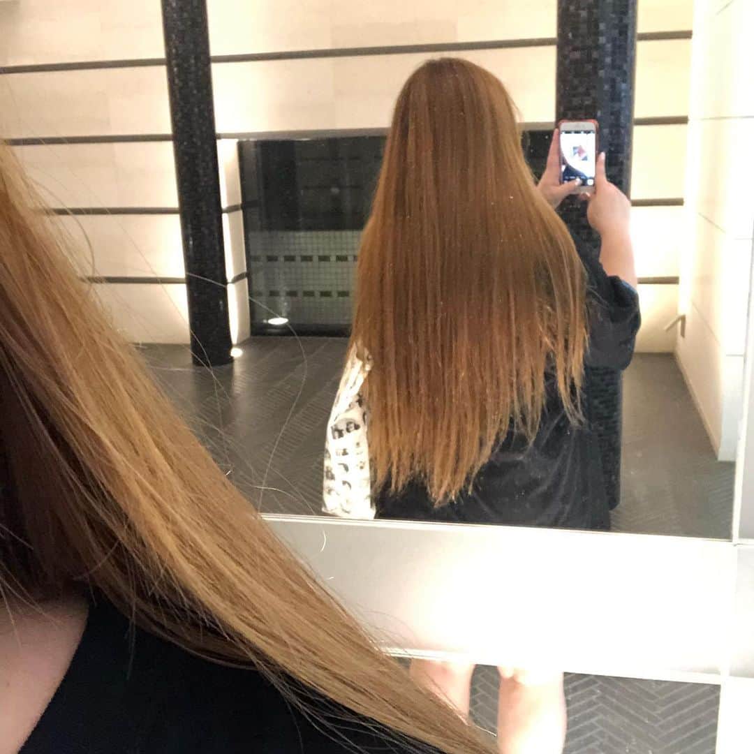 有奈めぐみのインスタグラム：「髪の毛久しぶりにストレートのままにしたら邪魔で仕方がないし、ほんとに切らなくちゃと思う。これ首に巻きついて寝返り窒息しそーになった‪w #av #熟女 #風俗嬢 #42歳 #ストレートヘア」