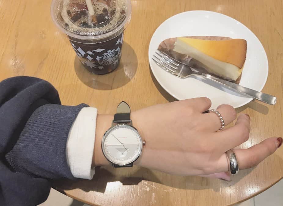 mmmaaakkkiiikkkoooさんのインスタグラム写真 - (mmmaaakkkiiikkkoooInstagram)「𓍯𓂃 #お手元 ✨✨ シルバーアクセと相性◎ @tacsjapan の腕時計🌟  TACSは2010年、 スイスバーゼルワールドから始まった日本の時計ブランド🇯🇵 「クリーンな心地よい空間」をテーマに 普段の生活の中から感じられる光や温かみ、 雰囲気や感触といったさまざまなものを 時計に表現しているんだよ✨  個性的でありながらシンプルで どんなコーデにも◎  ストーリー、ハイライトからチェックしてみてね💓 . . . @tacsjapan #watches #腕時計#シルバーアクセサリー  #locari #mamagirl #ママコーデ#ママファッション#大人可愛い#大人カジュアル#カジュアルコーデ#シンプルコーデ #しまむら#ハンドメイドピアス#mamagirl#ハンドメイドアクセサリー#instagood#nail#セルフネイル #ヘアスタイル#ヘアアレンジ#秋コーデ#pr」11月18日 22時49分 - mmmaaakkkiiikkkooo