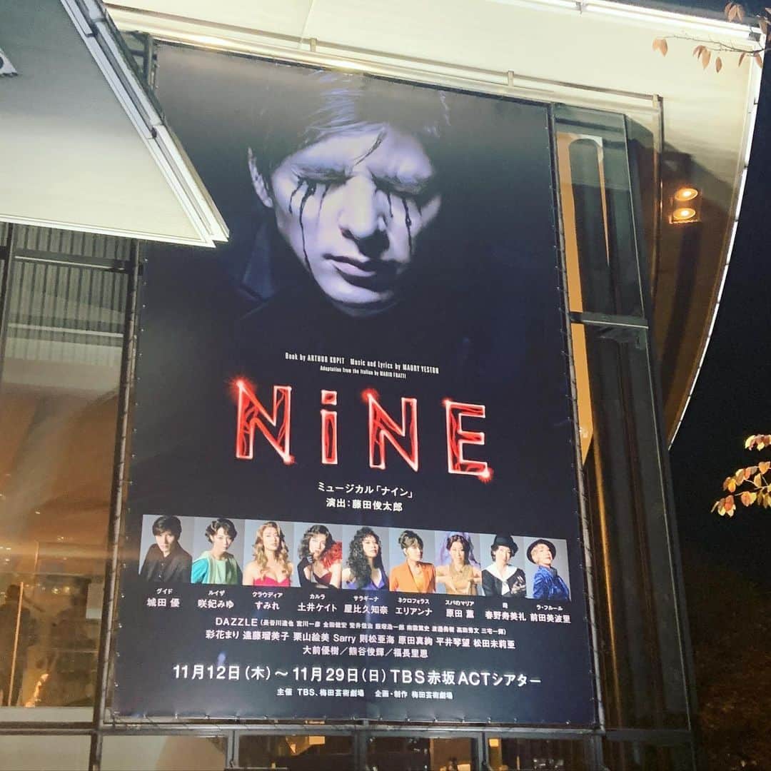 小板奈央美のインスタグラム：「【#観劇 】 #ミュージカル #NINE  ・ とにかく、眼福・耳福‼️ ・ まずはキャストの皆様。 配役がドンピシャすぎる！ そして、文子さんの素敵な衣装が似合うスタイルの良い方々ばかり👏 薫さん・DAZZLEの皆さん・絵美さん・しーちゃんって、知っている方々追ってたら、目が足りなくなる事件👀笑笑 ・ めちゃくちゃ難しいであろう歌が、とにかく素晴らしく、 DAZZLEスタイルが、めちゃくちゃミュージカルに馴染んでて、 もう胸高まりっぱなしでした✨ ・ ・ そして演出が！ 大好きな藤田さん。やはり素晴らしい！ 予想打にしない事が、目の前に起こりまくりました。素敵！ (藤田さんの演出、いつか出たい) ・ ・ しかし何より… 城田優さん！改めて、ホントに素晴らしき俳優さんだと思いました。 もう、この作品の主演は、城田さん以外考えられないですね！ ・ ・ やっぱり、舞台はナマモノで、たくさん刺激を受けました。 どうか、千秋楽まで、皆さん無事に駆け抜けられます様に。 心からお祈りします！！」