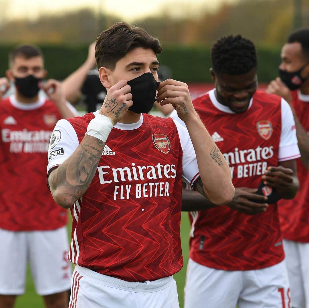 アーセナルFCさんのインスタグラム写真 - (アーセナルFCInstagram)「Masks 🔛⁠⠀ ⁠⠀ 😷 We took two different versions of the official squad photo for 2020/21⁠⠀ ⁠⠀ #Arsenal #AFC #photocall」11月18日 22時53分 - arsenal