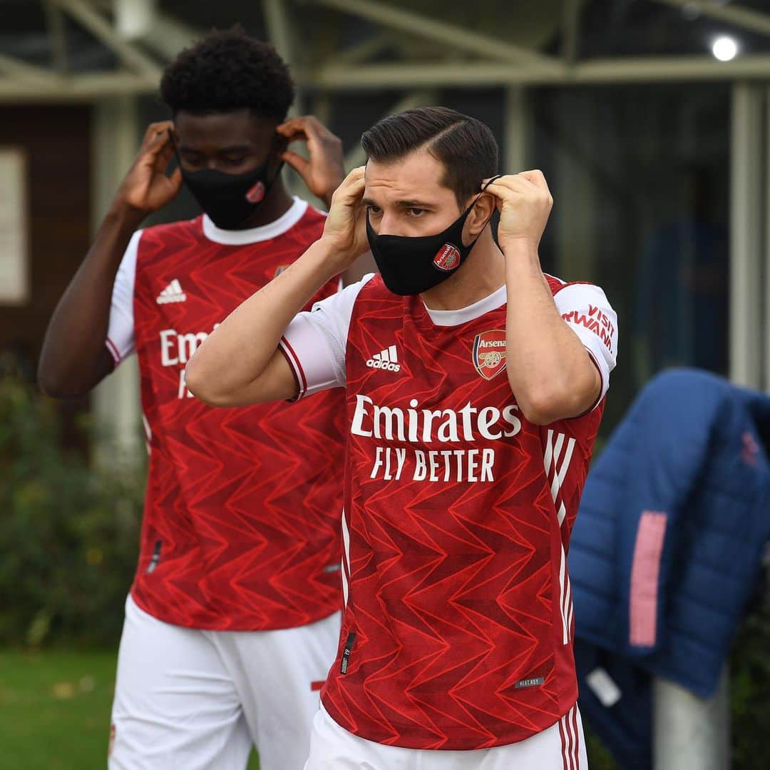 アーセナルFCさんのインスタグラム写真 - (アーセナルFCInstagram)「Masks 🔛⁠⠀ ⁠⠀ 😷 We took two different versions of the official squad photo for 2020/21⁠⠀ ⁠⠀ #Arsenal #AFC #photocall」11月18日 22時53分 - arsenal