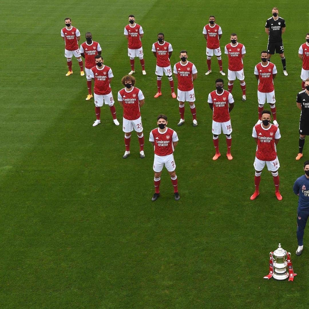 アーセナルFCさんのインスタグラム写真 - (アーセナルFCInstagram)「Masks 🔛⁠⠀ ⁠⠀ 😷 We took two different versions of the official squad photo for 2020/21⁠⠀ ⁠⠀ #Arsenal #AFC #photocall」11月18日 22時53分 - arsenal