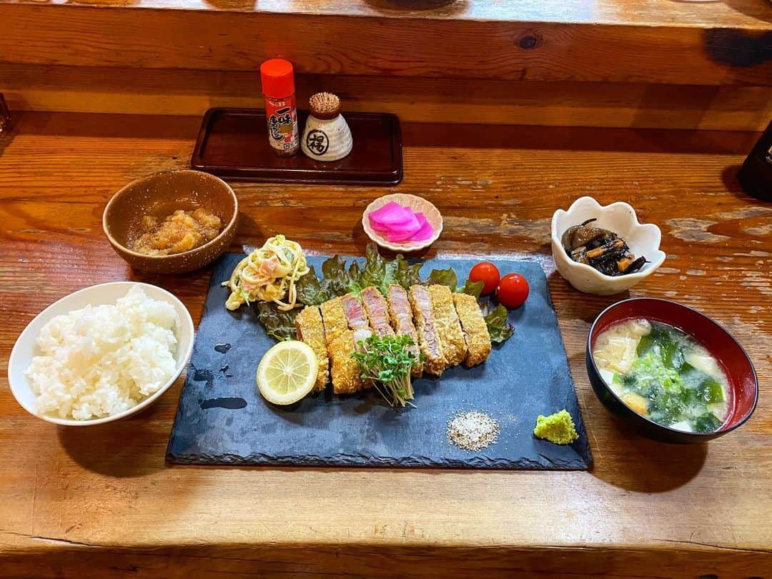 のインスタグラム：「練習後は応援していただいている  【小料理　津川】  にて牛カツで火薬補給💀  激ウマ！！！！ いつもありがとうございます。  #小料理津川 #スポンサー #牛カツ」