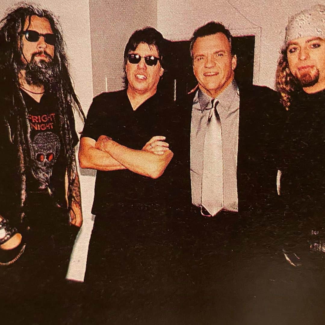 ロブ・ゾンビのインスタグラム：「Here’s weird one from 1999. In the green room with George Thorogood, Meatloaf and Leif Garrett. #whatthefuckwednesday #robzombie #georgethorogood #meatloaf #leifgarrett」