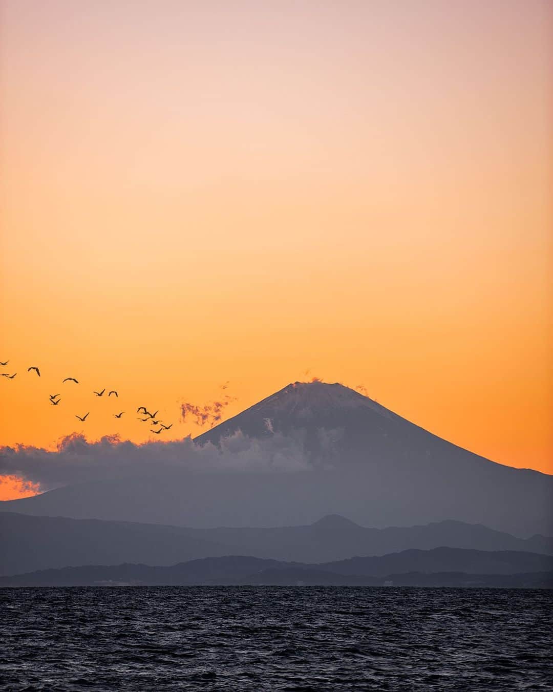 大越光貴のインスタグラム：「Perfect sunset.﻿ *﻿ Camera: Nikon D850﻿ Lens: Nikkor 70-200mm﻿ Location: Kanagawa, Japan﻿ *﻿ #SUNSET #FUJI #earthbeauty #japan #nature #landscape #nikon #富士山 #夕焼け #冬 #一人旅 #旅 #絶景 #死ぬまでに行きたい日本の絶景 #絶景ハンター #風景写真 #ファインダー越しの私の世界 #夕焼けハンター #夕焼けが好き #夕焼け部隊」
