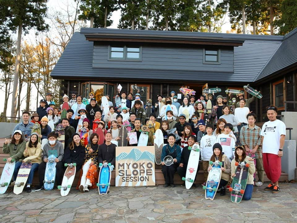 hoshinofumikaさんのインスタグラム写真 - (hoshinofumikaInstagram)「MYOKO slope session❤️🏔🏄‍♀️🏄‍♀️ こんな時代になったから @yow で繋がった新しい仲間が沢山いて、それぞれの人生がより良いものになってたよ🌹 YOWたのしぃ〜 みんなあったかい〜 ガールズパワー炸裂 チャイと会えて嬉しい〜 コーヒーおいしい〜 こーちゃんさすが〜 大阪からも参加ありがとう〜 またすぐやりたいな〜 MC雑だけどめっちゃおもろかったw  そんな感じでした！笑 ムラサキスポーツ新潟万代店には奇跡的にヤウ品揃え豊富でした✨ 気になってる方お早めに💓 . . . . #yow #youeownwaves #surfing #yowsurf #surfskate #skateboarding #snowboarding #snow #winter #ヤウサーフ」11月18日 22時58分 - fumika_hoshino