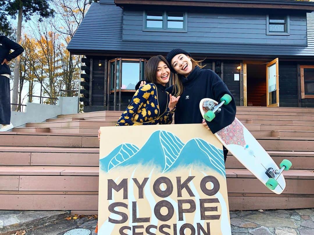 hoshinofumikaのインスタグラム：「MYOKO slope session❤️🏔🏄‍♀️🏄‍♀️ こんな時代になったから @yow で繋がった新しい仲間が沢山いて、それぞれの人生がより良いものになってたよ🌹 YOWたのしぃ〜 みんなあったかい〜 ガールズパワー炸裂 チャイと会えて嬉しい〜 コーヒーおいしい〜 こーちゃんさすが〜 大阪からも参加ありがとう〜 またすぐやりたいな〜 MC雑だけどめっちゃおもろかったw  そんな感じでした！笑 ムラサキスポーツ新潟万代店には奇跡的にヤウ品揃え豊富でした✨ 気になってる方お早めに💓 . . . . #yow #youeownwaves #surfing #yowsurf #surfskate #skateboarding #snowboarding #snow #winter #ヤウサーフ」