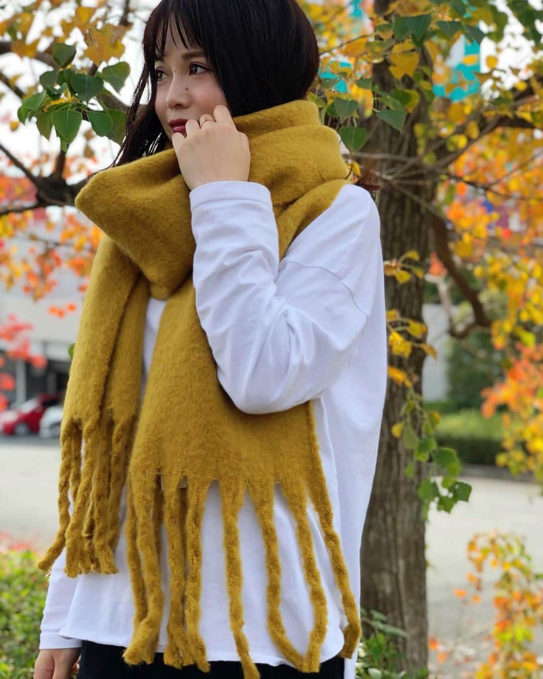 新谷美奈のインスタグラム：「【SPECIAL NOVELTY🎅🏻🎄💫】﻿ ﻿ 毎年大人気のフリンジストールが今年も登場🧣﻿ #毎年買い足してすでに3色持ってる﻿ ふっわふわで💭ぬっくぬく💭﻿ この子なしでは冬は越せないってくらい﻿ なくてはならないアイテムです☃️﻿ ﻿ 今年はわけあって←笑﻿ なにがなんでも黄色が欲しかったから💛﻿ 念願叶って嬉しい☺️﻿ ﻿ Nina mew﻿ stole ¥6,200+tax﻿ ______________________________________﻿ ﻿ ✔︎11/19(木)よりGATHER全店にて﻿ Nina mewの商品を税込4万円以上お買い上げの方に﻿ ロゴトートバッグをプレゼント！﻿ (なくなり次第終了となります)﻿ 今回は超数量限定です😳💗﻿ ﻿ ✔︎11/19(木)〜23(月)まで﻿ 連続ゆめポイント5倍！﻿ ﻿ 皆様のご来店心よりお待ちしております！﻿ ﻿ @ninamew_official#Ninamew#ニーナミュウ#ゆめタウン#ゆめタウン佐賀#セレクトショップ#selectshop#なぜ黄色かはわかる人にはわかる☺️」