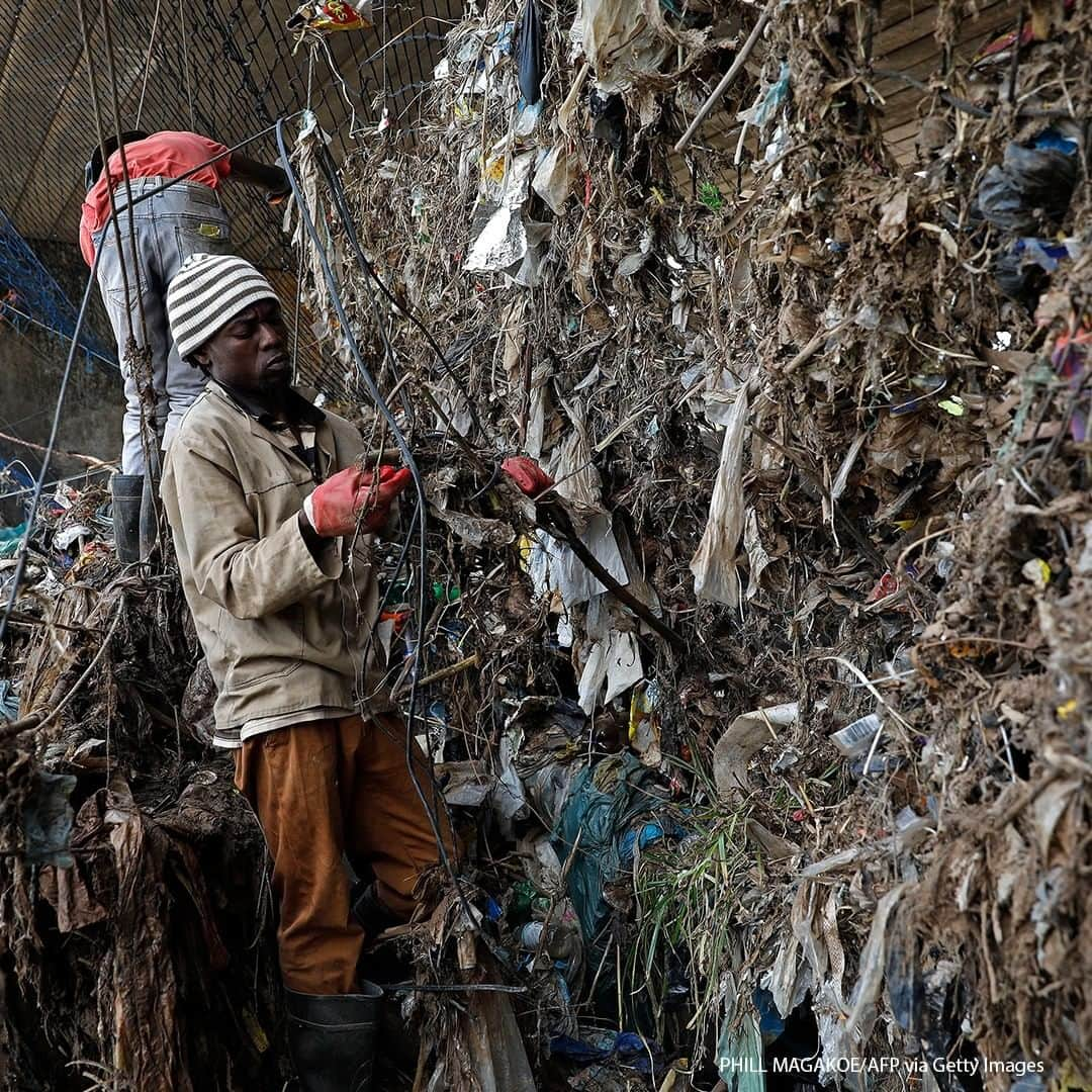 ABC Newsさんのインスタグラム写真 - (ABC NewsInstagram)「Workers from Fresh.ngo remove plastic debris from litter trap nets in the Olifantsfontein near Johannesburg, South Africa, on November 17, 2020. #pollution #plastic #trash」11月18日 23時00分 - abcnews