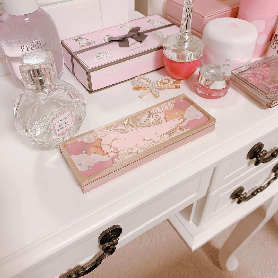 根尾あかりさんのインスタグラム写真 - (根尾あかりInstagram)「圧倒的パケ買い🥺🎀💕  #cosume #unicorn #pink #eyeshadow #eyeshadowpalette #flowerknows #フラワーノーズ #フラワーノーズユニコーンシリーズ #ジェニーローズ #アイシャドウ #アイシャドウパレット #ゆめかわいい #パケ買い #パケ買いコスメ」11月18日 23時00分 - 2mugicha