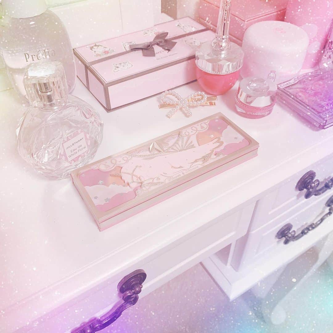根尾あかりさんのインスタグラム写真 - (根尾あかりInstagram)「圧倒的パケ買い🥺🎀💕  #cosume #unicorn #pink #eyeshadow #eyeshadowpalette #flowerknows #フラワーノーズ #フラワーノーズユニコーンシリーズ #ジェニーローズ #アイシャドウ #アイシャドウパレット #ゆめかわいい #パケ買い #パケ買いコスメ」11月18日 23時00分 - 2mugicha