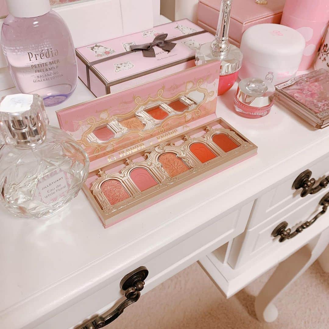 根尾あかりさんのインスタグラム写真 - (根尾あかりInstagram)「圧倒的パケ買い🥺🎀💕  #cosume #unicorn #pink #eyeshadow #eyeshadowpalette #flowerknows #フラワーノーズ #フラワーノーズユニコーンシリーズ #ジェニーローズ #アイシャドウ #アイシャドウパレット #ゆめかわいい #パケ買い #パケ買いコスメ」11月18日 23時00分 - 2mugicha