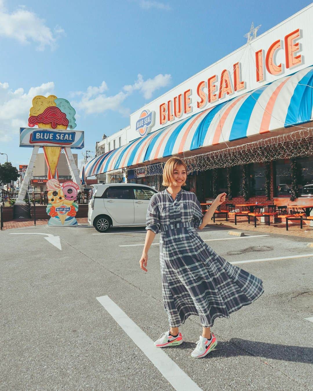 yukaさんのインスタグラム写真 - (yukaInstagram)「沖縄と言えば🍨 BLUE SEAL✨  アメリカ村の近くの店舗でした🥰 ここしかない味がたくさんあって、めっちゃおいしかった🥳  #blueseal  #沖縄」11月18日 23時01分 - yuka_new_world