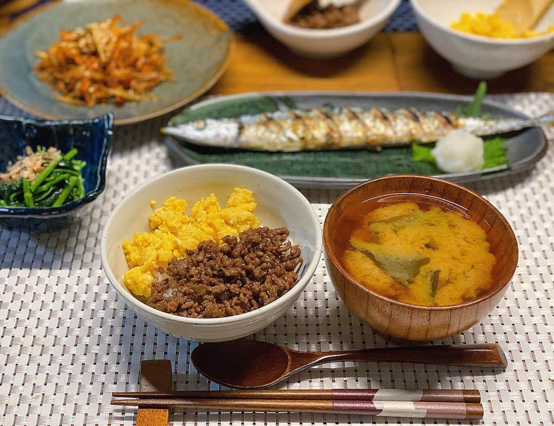 森脇亜紗紀さんのインスタグラム写真 - (森脇亜紗紀Instagram)「🥢❤︎ 久々のお料理投稿も 優しいコメント沢山嬉しくて また載せちゃいます☺️🙇🏻‍♀️ しかもこんな時間に 笑 ・ ・そぼろ丼 ・秋刀魚の塩焼き ・きんぴらごぼう ・モロヘイヤのお浸し ・わかめとネギのお味噌汁 ・ 旬の秋刀魚が無性に食べたくて、 でもそぼろ丼も食べたくって。 私の食べたい物を詰めこんだら ザ 和食ご飯 になりました😙🙋🏻‍♀️笑 ・ 脂がのってふわふわの秋刀魚 美味しかった〜〜満足🤤💓 ・ ・ 今日は、11月なのにあったかくて お散歩日和だったので沢山歩きました🚶‍♀️❤︎ 我が家の玄関ももうすぐしたら Xmasモードにしようかな〜😊🎄 #お家ご飯#cooking#料理 #asakitchen#手作りご飯#趣味」11月18日 23時04分 - asaki516