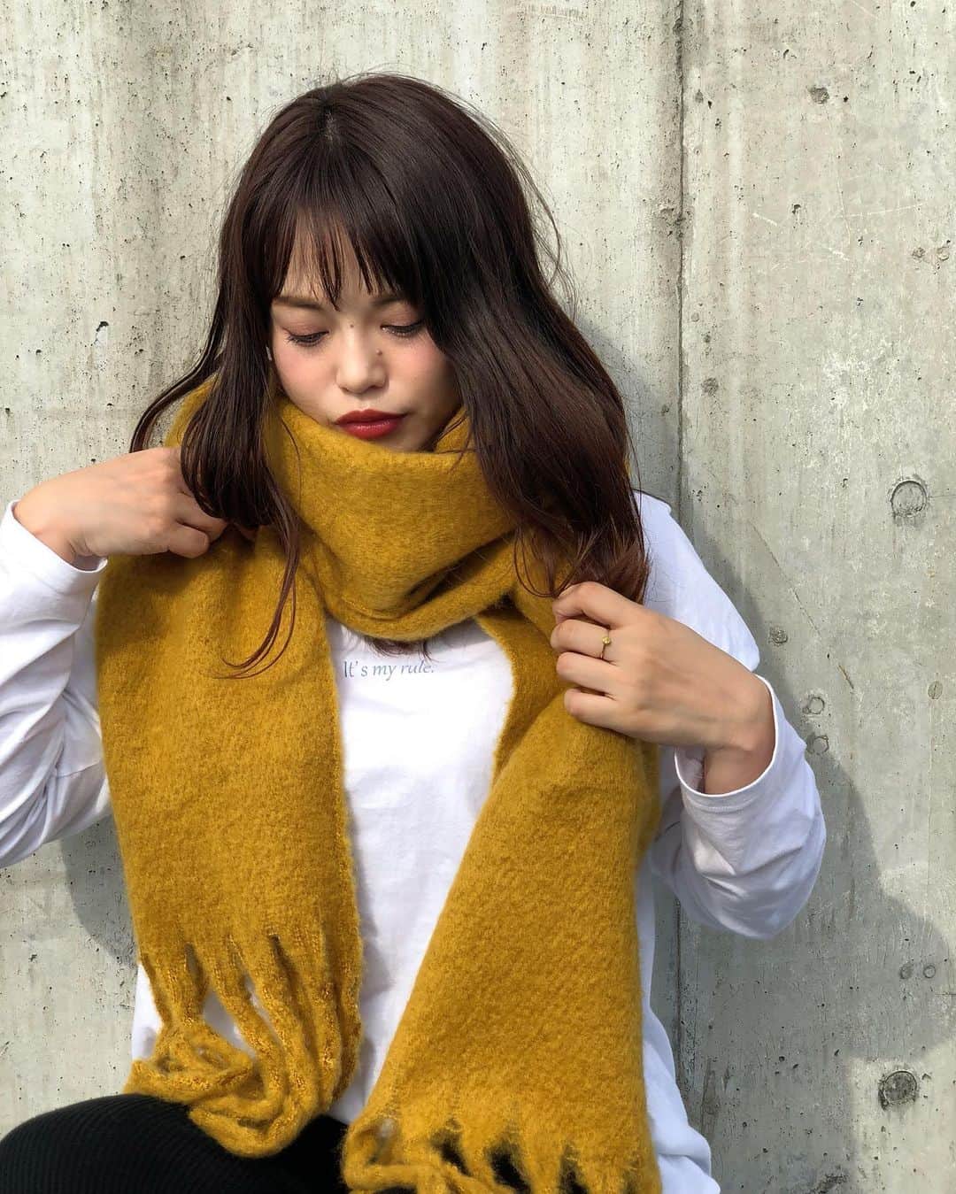 新谷美奈のインスタグラム：「【SPECIAL NOVELTY🎅🏻🎄💫】﻿ ﻿ 毎年大人気のフリンジストール🧣﻿ 今年は新色5色が登場💛💙﻿ ﻿ ＼  大  本  命 😚 ／ こっくり深めなmustard🍯﻿ ﻿ Nina mew﻿ stole ¥6,200+tax﻿ ______________________________________﻿ ﻿ ✔︎11/19(木)よりGATHER全店にて﻿ Nina mewの商品を税込4万円以上お買い上げの方に﻿ ロゴトートバッグをプレゼント！﻿ (なくなり次第終了となります)﻿ 今回は超数量限定です😳💗﻿ ﻿ ✔︎11/19(木)〜23(月)まで﻿ 連続ゆめポイント5倍！﻿ ﻿ 皆様のご来店心よりお待ちしております！﻿ ﻿ @ninamew_official#Ninamew#ニーナミュウ#ゆめタウン#ゆめタウン佐賀#セレクトショップ#selectshop#おすすめコーデをストーリーにUPしました😊」