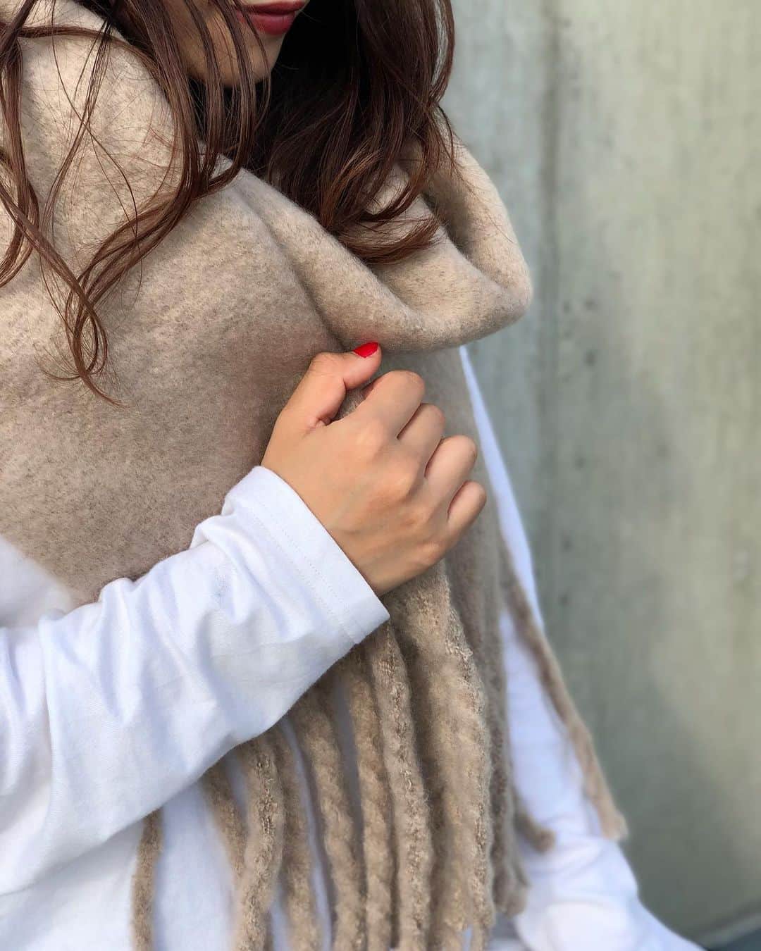 新谷美奈のインスタグラム：「【SPECIAL NOVELTY🎅🏻🎄💫】﻿ ﻿ 毎年大人気のフリンジストール🧣﻿ 今年は新色5色が登場💛💙﻿ ﻿ ミルクティーのような﻿ 甘くてやさしいbeige🧸﻿ ﻿ Nina mew﻿ stole ¥6,200+tax﻿ ______________________________________﻿ ﻿ ✔︎11/19(木)よりGATHER全店にて﻿ Nina mewの商品を税込4万円以上お買い上げの方に﻿ ロゴトートバッグをプレゼント！﻿ (なくなり次第終了となります)﻿ 今回は超数量限定です😳💗﻿ ﻿ ✔︎11/19(木)〜23(月)まで﻿ 連続ゆめポイント5倍！﻿ ﻿ 皆様のご来店心よりお待ちしております！﻿ ﻿ @ninamew_official#Ninamew#ニーナミュウ#ゆめタウン#ゆめタウン佐賀#セレクトショップ#selectshop#おすすめコーデをストーリーにUPしました😊」