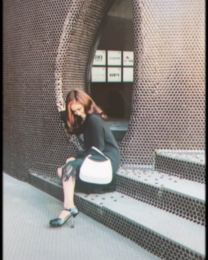 のインスタグラム：「Good night 🖤🎁💤 　  @prada  #PradaCleo #franksinatra」