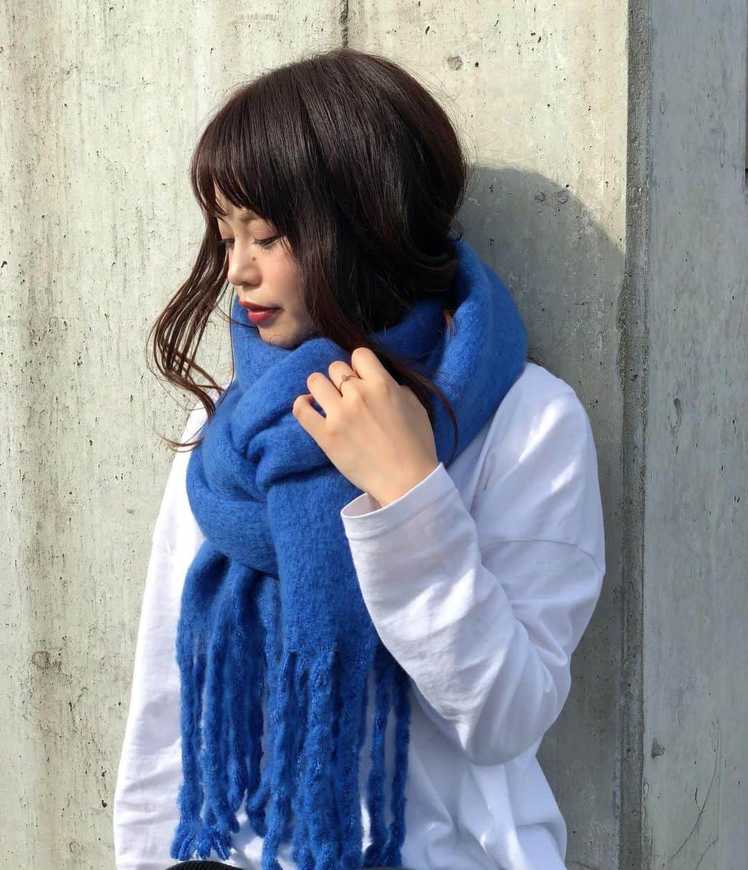 新谷美奈のインスタグラム：「【SPECIAL NOVELTY🎅🏻🎄💫】﻿ ﻿ 毎年大人気のフリンジストール🧣﻿ 今年は新色5色が登場💛💙﻿ ﻿ パッと目を引く鮮やかなblue🐳﻿ ﻿ Nina mew﻿ stole ¥6,200+tax﻿ ______________________________________﻿ ﻿ ✔︎11/19(木)よりGATHER全店にて﻿ Nina mewの商品を税込4万円以上お買い上げの方に﻿ ロゴトートバッグをプレゼント！﻿ (なくなり次第終了となります)﻿ 今回は超数量限定です😳💗﻿ ﻿ ✔︎11/19(木)〜23(月)まで﻿ 連続ゆめポイント5倍！﻿ ﻿ 皆様のご来店心よりお待ちしております！﻿ ﻿ @ninamew_official#Ninamew#ニーナミュウ#ゆめタウン#ゆめタウン佐賀#セレクトショップ#selectshop#おすすめコーデをストーリーにUPしました😊」