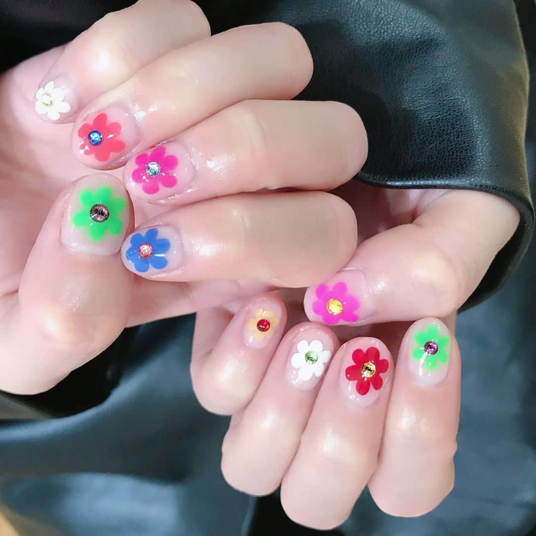 なかやまちえこのインスタグラム：「flower✨⠀ ⠀ #nail #nails #nailart #ネイル #美甲 #ネイルアート  #japanesenailart #manucure #japanesenails #manicurist #gelnails #أظافر #네일아트 #미용 #vẽmóng #フラワーネイル #flowernails #amiaya #aya ちゃん」