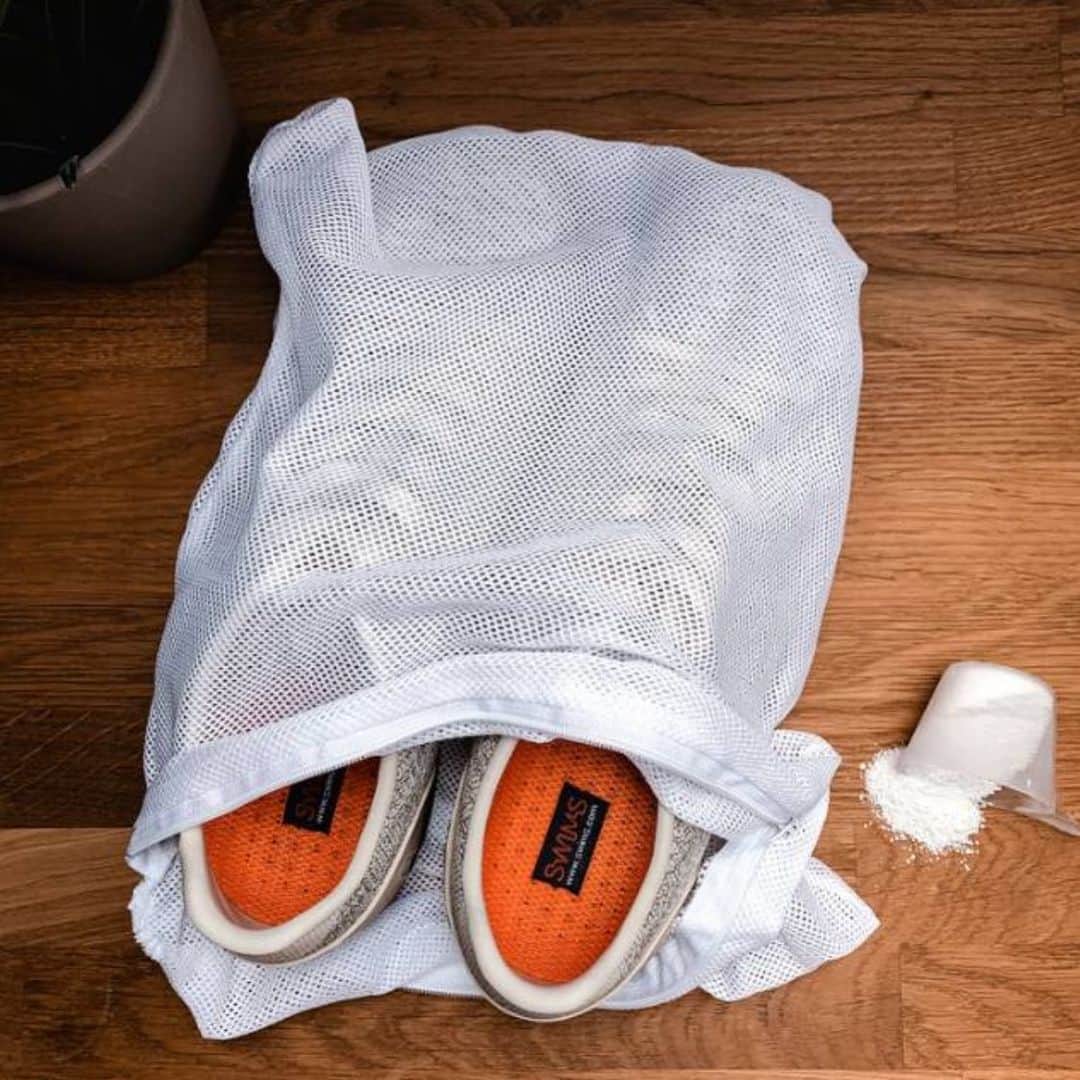 スイムズのインスタグラム：「Keep your sneakers looking new! Machine wash, hang dry.」