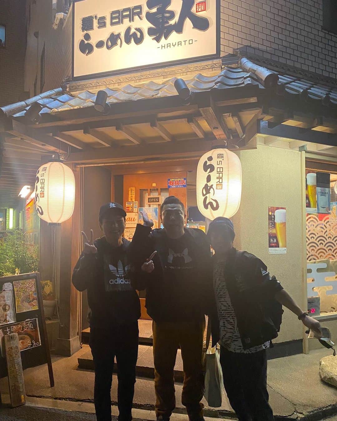 あれ慎之助のインスタグラム：「明日！ 読うりふたつの3人でらーめん勇人さんの1日店長やります‼️  サイコーらーめん食べに来て😆  〒175-0082 東京都板橋区高島平9-6-7  最寄駅西台駅から徒歩5分程度  麺's Bar らーめん勇人🍜 #らーめん勇人 #西台駅 #読うりふたつ #一日店長」