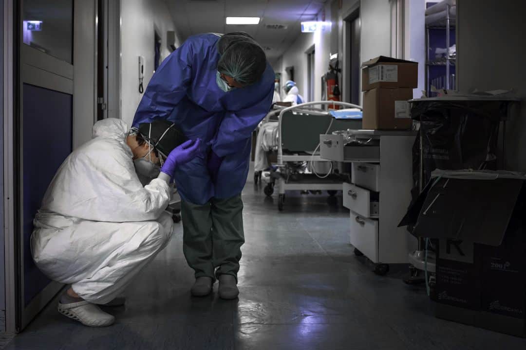 AFP通信さんのインスタグラム写真 - (AFP通信Instagram)「-- AFP publishes Focus, a special 2020 edition on the Covid-19 pandemic --⁣ .⁣ 📷 @hectorretamalphotographer 📷 @paolomiranda86 📷 @charly.triballeau.afp⁣ 📷 Sébastien Bozon 📷 @yasuyoshi_chiba 📷 @lucasbarioulet 📷 @sajjadafp 📷 @joshedelsonphotography⁣ .⁣ Focus, AFP’s annual photojournalism album, is published this year as a special edition dedicated to the unprecedented health crisis facing the planet. The album showcases the exceptional journalistic work of the agency’s 450 photographers covering the Covid-19 pandemic.⁣ .⁣ The story begins on January 30, 2020 with a striking AFP photo: the body of a man lying in a street in the Chinese city of Wuhan.⁣ It marks the beginning of a global awakening about the gravity of the new coronavirus, which has shaken the planet to its very core with its catastrophic and unexpected impact on everyone’s lives.⁣ .⁣ “2020 is a singular year, without comparison. In the Agency’s 201 bureaus, our photographers have been, and are still, at the heart of the action, working to bring vital images for our collective memory,” says Marielle Eudes, Photo Director at AFP.⁣ .⁣ The album gives a human face to this unprecedented crisis. AFP delves into the fabric of deserted cities, stands by the bedside of patients in hospitals and intensive care units in order to tell the story of the devastation this virus is unleashing in all four corners of the world.⁣ . #photojournalism #photojournalist」11月18日 23時22分 - afpphoto