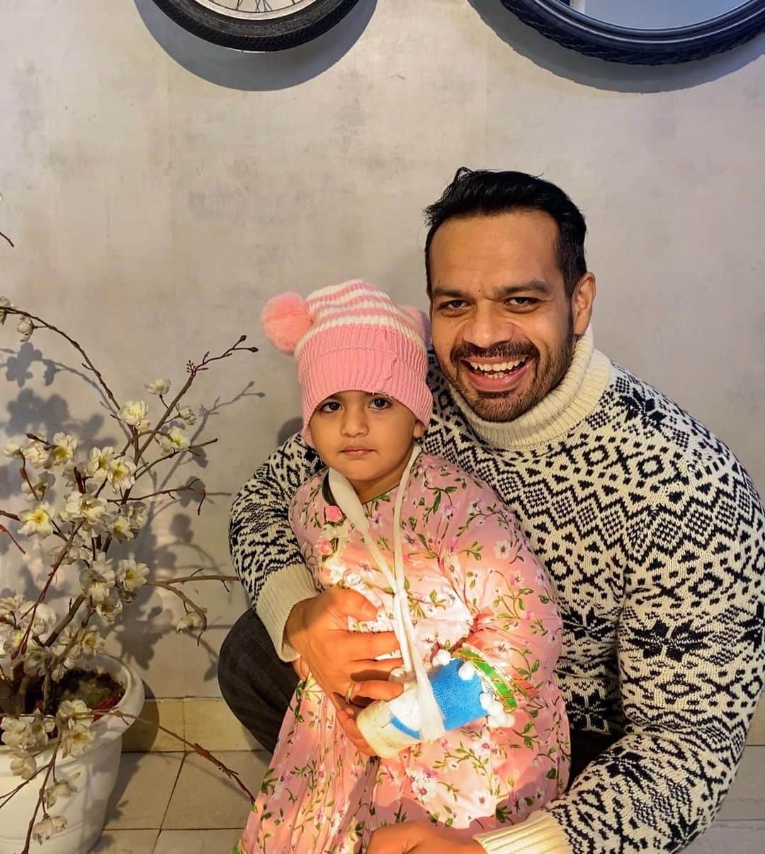Gaurav Tanejaのインスタグラム：「Rashu and Papa, ready to roll and pick up mumma from office. . #DadDaughter #EveningOut #FlyingBeast」