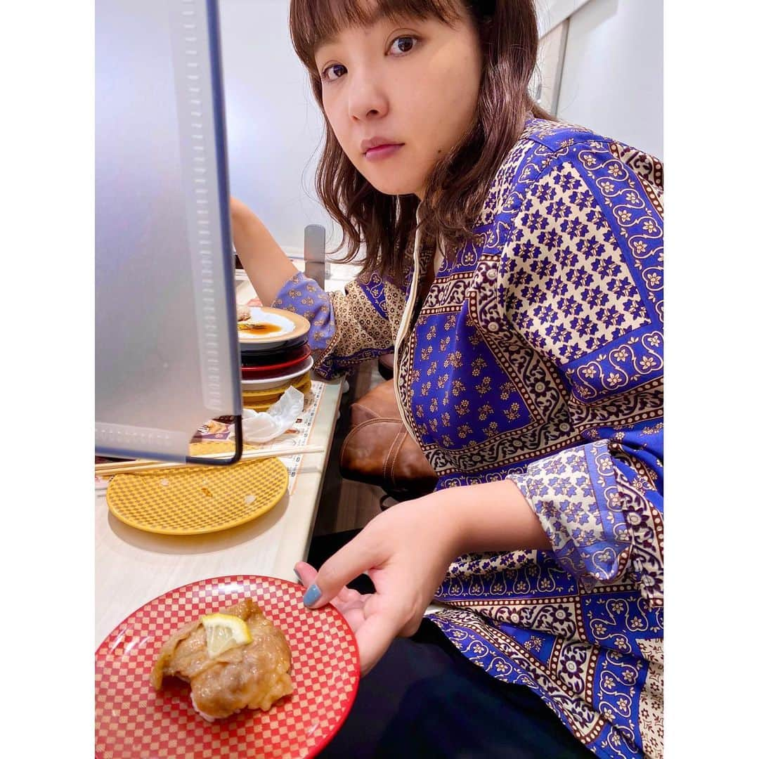 ぺえさんのインスタグラム写真 - (ぺえInstagram)「大好きな野呂佳代へ💐 #野呂さんご結婚おめでとう #野呂さんが食べる姿を撮り始めて約半年 #仲良くなってから約半年 #またお友達が幸せになりました #食べてる姿が本当に美しい女 #まさか結婚おめでとうって投稿でこの写真たちを使うことになるとは思わなかった #でもこれが一番野呂さんらしい写真だよね #なにに対してもバカみたいに真剣で #そんなに本気にならなくていいだろってことにも本気になって #たくさん泣いてきた野呂さんが大好きです #たくさん泣いてきた野呂さんの幸せは何よりも嬉しいです #笑ってきた数よりも泣いた数の方が多かったんじゃない #だからこれからは旦那さんとたくさん笑い合って心の底から楽しんでね #誰かの為に#自分なんか #そんな気持ちで頑張ってきた野呂さんだから #これからは本当に自分の好きや楽しいを素直に生きてね #あなたは大丈夫 #あなたはずっと愛される人だから #家では肩のチカラを抜いて自分の幸せもちゃんと優先してね #私なんてまだまだ頑張ってない #そんなことない #誰よりも頑張ってるからね #頑張りや誠実さを見てくれている人は必ず見てくれてる #心からおめでとう#幸せをありがとう #これからもたくさん美味しいものいっぱい食べようね #これからも寿司屋でカルビ食べる野呂さんでいてね」11月18日 23時32分 - peey