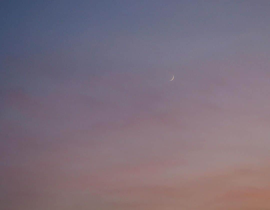 Sora Momoさんのインスタグラム写真 - (Sora MomoInstagram)「今日の夕暮れの空の三日月🌙と夕焼け ☺︎ 小さな三日月🌙見つけられるかな😊 夕焼け雲が織物の模様みたい 2枚とも同じ時間に撮った写真です ☺︎ 今日は宇宙ステーションが見えるかもしれなかったのに 晩ご飯作ってるうちにうっかり見るの忘れちゃいました😅💦残念😞 ☺︎ #今日の夕焼け#夕暮れの三日月#三日月が好き#織物の模様みたいな#夕焼け雲」11月18日 23時32分 - teratera_sorapu_