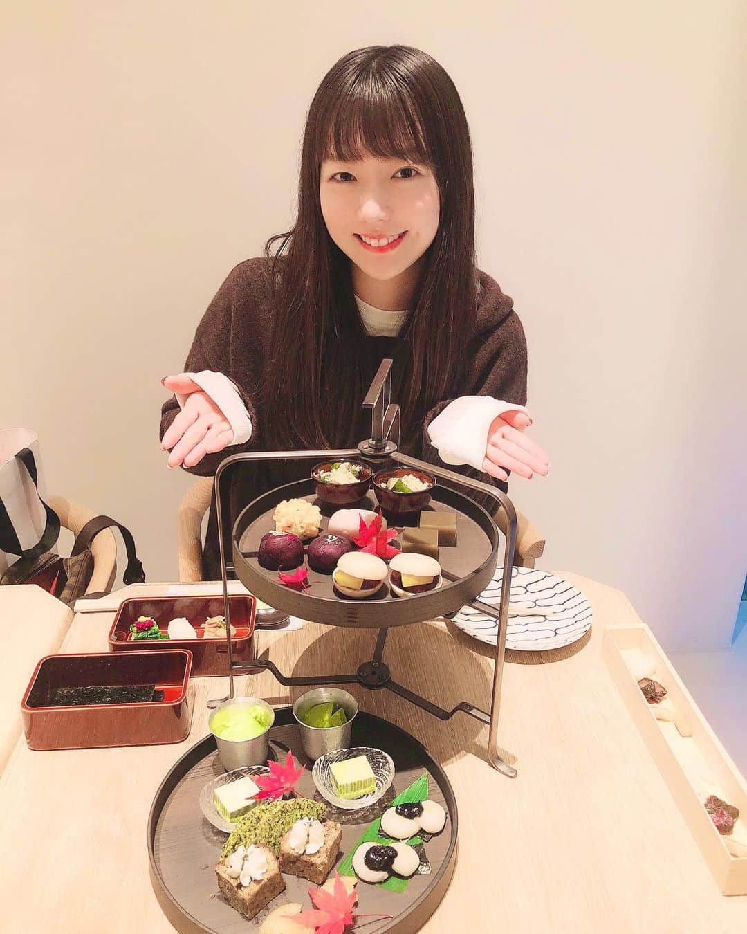 藤本かえでのインスタグラム：「念願の#山本山ふじヱ茶房 さんの アフタヌーンティー🍵  和菓子大好きな私にとって 幸せな時間すぎました。  はあ。美味しかったあ🤤🤤  #和カフェ #アフタヌーンティー #和アフタヌーンティー」