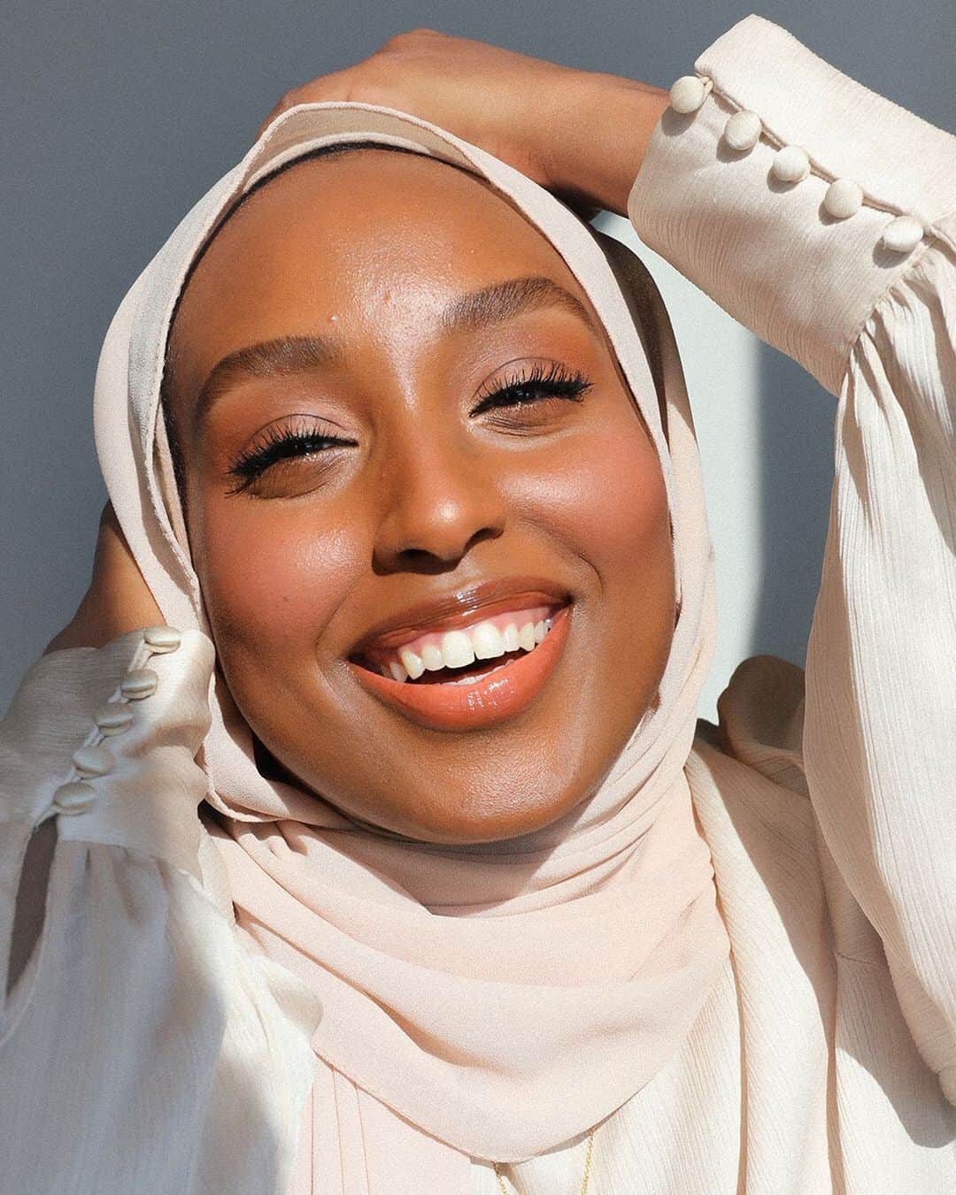 ロック&リパブリックのインスタグラム：「Let your natural beauty shine, just like @ayshaharun. ✨ Simplify your everyday routine with new clean makeup and skincare from Lauren Conrad Beauty. #Kohls #laurenconradbeauty」