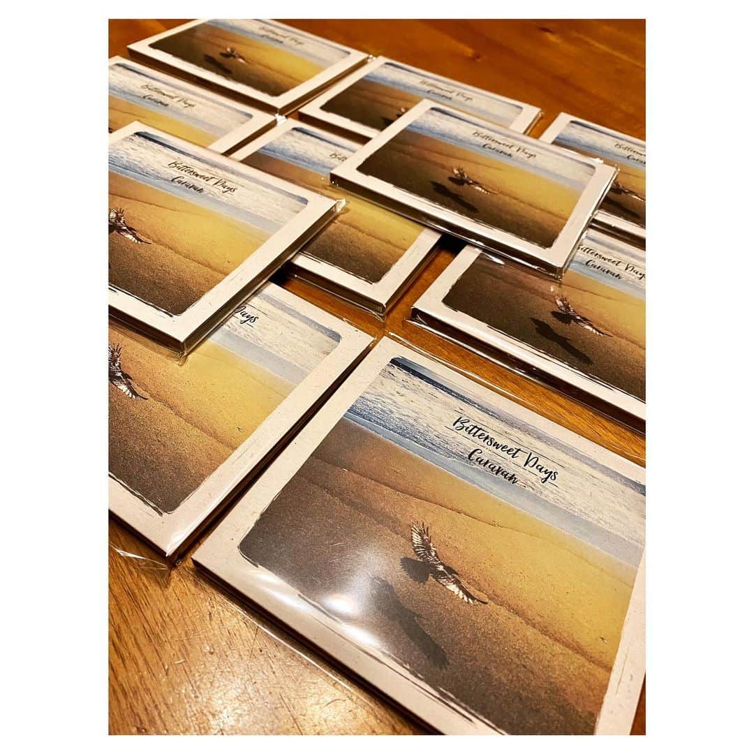 Caravanのインスタグラム：「2020.11.18  いよいよアルバム発売間近。  無事に手元に届きました。  ジャケットの写真は  近所の浜辺を散歩中に  低空飛行してる鳥を撮影。  みんな大変だった中、誰もが試行錯誤した  今年の気分とリンクして  「これだ！」と、なりました。  羽ばたくも地に足をつけるも 自分次第。  隅々まで気持ち込めた作品です。  音が良い旅をしてくれる事を祈ります。  CDはハーベストオンラインショップや  各地で販売協力してくれる仲間の店でどうぞ。  配信やストリーミングはプロフィールから是非。  関わってくれた全ての方に、ありがとうを。  #Bittersweetdays #slowflowmusic」