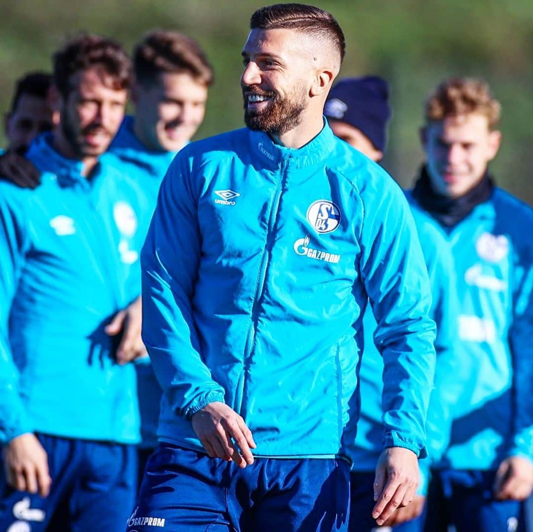 シャルケ04さんのインスタグラム写真 - (シャルケ04Instagram)「#GoodVibes auffe Arbeit 😁 . . #GoodVibes at work 😁 . . #S04 #Schalke #Knappen #Königsblau #Training #Smile #PositiveVibes」11月18日 23時24分 - s04