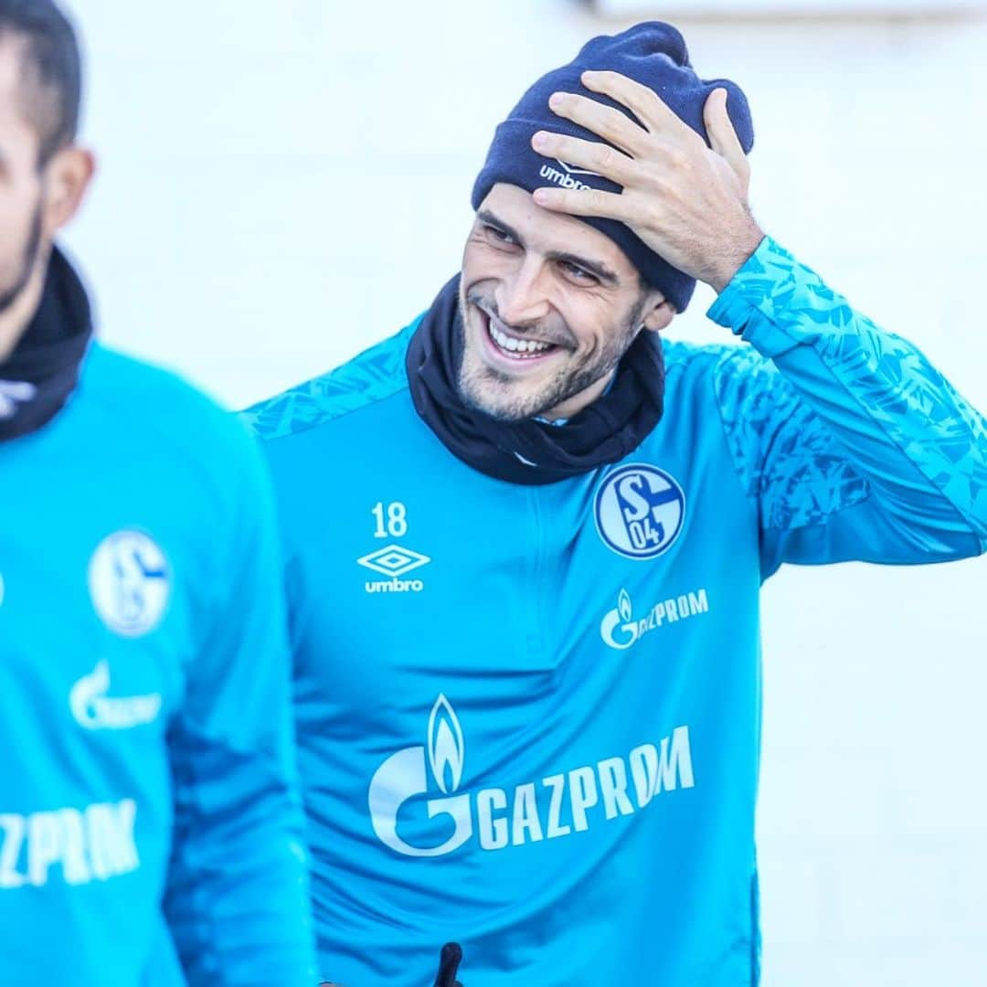 シャルケ04さんのインスタグラム写真 - (シャルケ04Instagram)「#GoodVibes auffe Arbeit 😁 . . #GoodVibes at work 😁 . . #S04 #Schalke #Knappen #Königsblau #Training #Smile #PositiveVibes」11月18日 23時24分 - s04