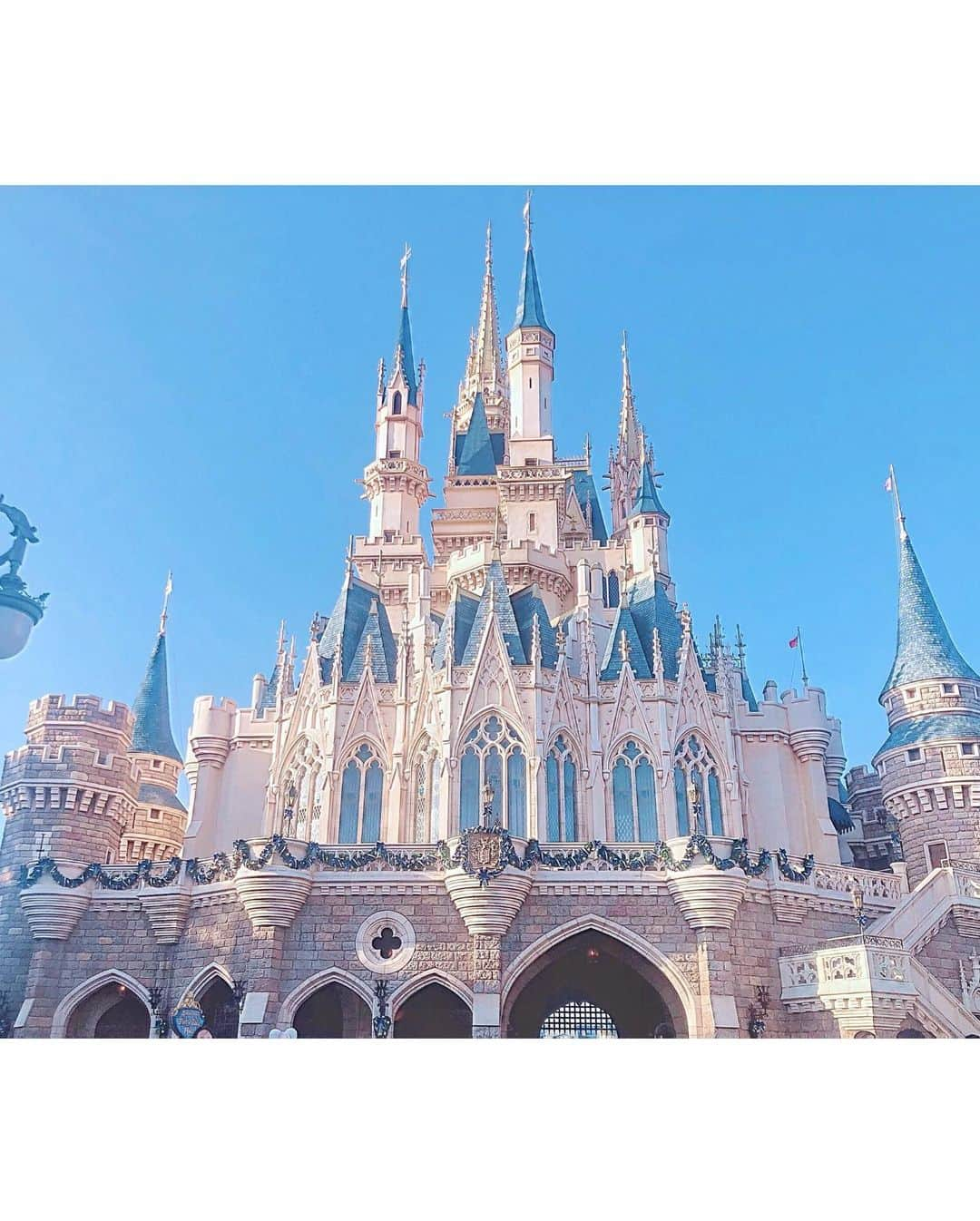 柴咲マナさんのインスタグラム写真 - (柴咲マナInstagram)「. シンデレラ城🏰💙✨ お天気も良くて最高でした🥺💓 . . .  . . . #🏰 #🏰🐭  #ディズニー #ディズニーランド  #シンデレラ #シンデレラ城  #女子旅 #旅行  #disney #tokyodisneyland  #tokyodisneyresort #cinderella #cinderellacastle #trip #travel #japan #tokyo」11月18日 23時28分 - mana_shibasaki