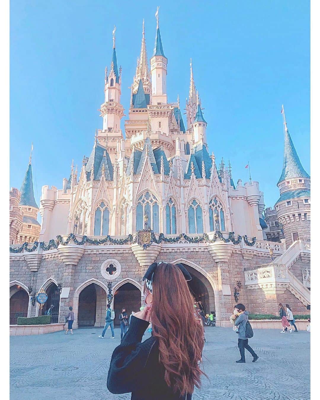 柴咲マナのインスタグラム：「. シンデレラ城🏰💙✨ お天気も良くて最高でした🥺💓 . . .  . . . #🏰 #🏰🐭  #ディズニー #ディズニーランド  #シンデレラ #シンデレラ城  #女子旅 #旅行  #disney #tokyodisneyland  #tokyodisneyresort #cinderella #cinderellacastle #trip #travel #japan #tokyo」