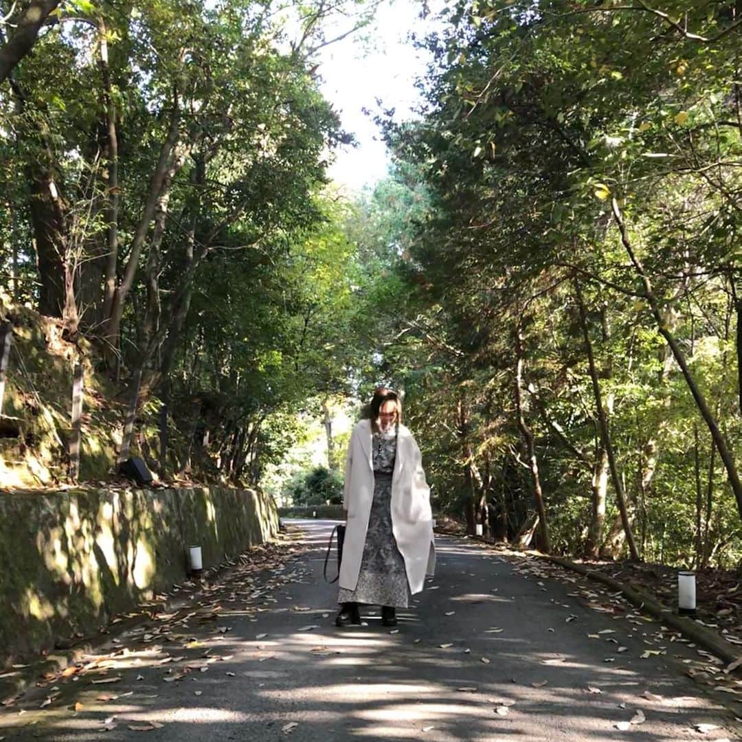 北岡りえのインスタグラム：「Ice White のコート🤍 私が着たらロングコートになるよ。 軽いのにあったかい。 こんなの待ってたし狙ってました🐏 @seah_maisonatelier」