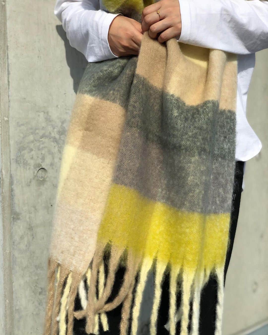 新谷美奈のインスタグラム：「【SPECIAL NOVELTY🎅🏻🎄💫】﻿ ﻿ 毎年大人気のフリンジストール🧣﻿ 今年は新色5色が登場💛💙﻿ ﻿ 初登場のチェック！﻿ もふもふ×チェック柄なんて😳💘﻿ もう…かわいすぎませんか☃️﻿ check yellow🌝﻿ ﻿ Nina mew﻿ stole ¥6,200+tax﻿ ______________________________________﻿ ﻿ ✔︎11/19(木)よりGATHER全店にて﻿ Nina mewの商品を税込4万円以上お買い上げの方に﻿ ロゴトートバッグをプレゼント！﻿ (なくなり次第終了となります)﻿ 今回は超数量限定です😳💗﻿ ﻿ ✔︎11/19(木)〜23(月)まで﻿ 連続ゆめポイント5倍！﻿ ﻿ 皆様のご来店心よりお待ちしております！﻿ ﻿ @ninamew_official#Ninamew#ニーナミュウ#ゆめタウン#ゆめタウン佐賀#セレクトショップ#selectshop#おすすめコーデをストーリーにUPしました😊」