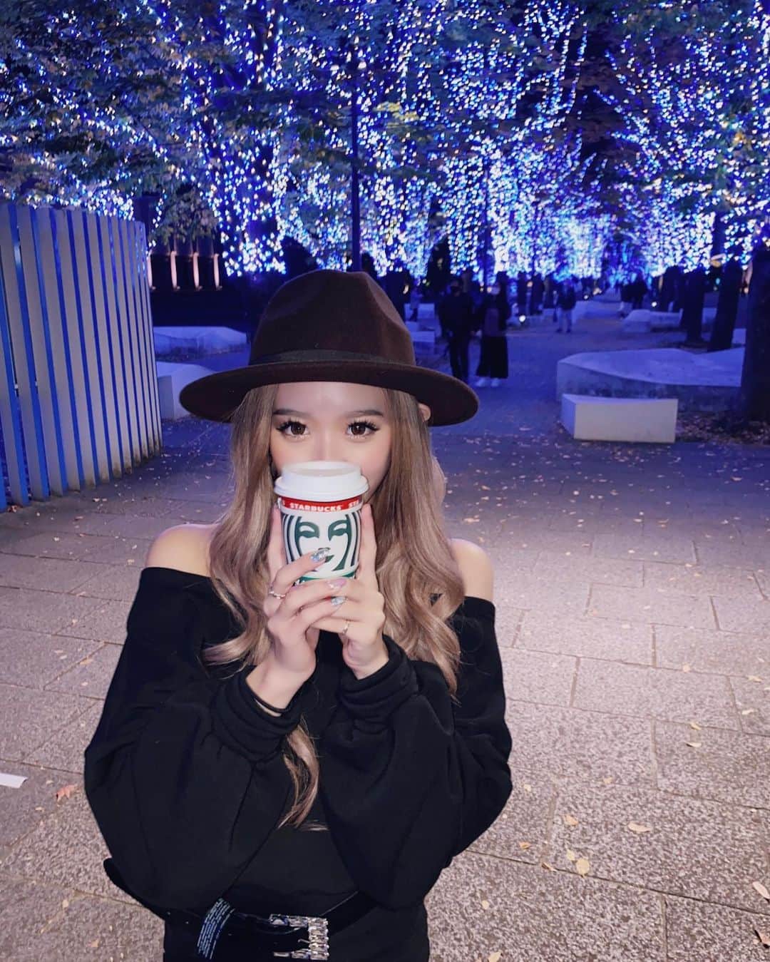 田村月光（ツッキー）のインスタグラム：「. 画質鬼いい🥺 ・ ・ ・ イルミネーション青だから寒くなった🥺笑 ・ ・ スタバは安定のホワイトモカ💋💋 あとでインスタライブでもしようかな... 気分が変わったらしない( ˙꒳​˙ )ゝ笑 #自己中ですまん」