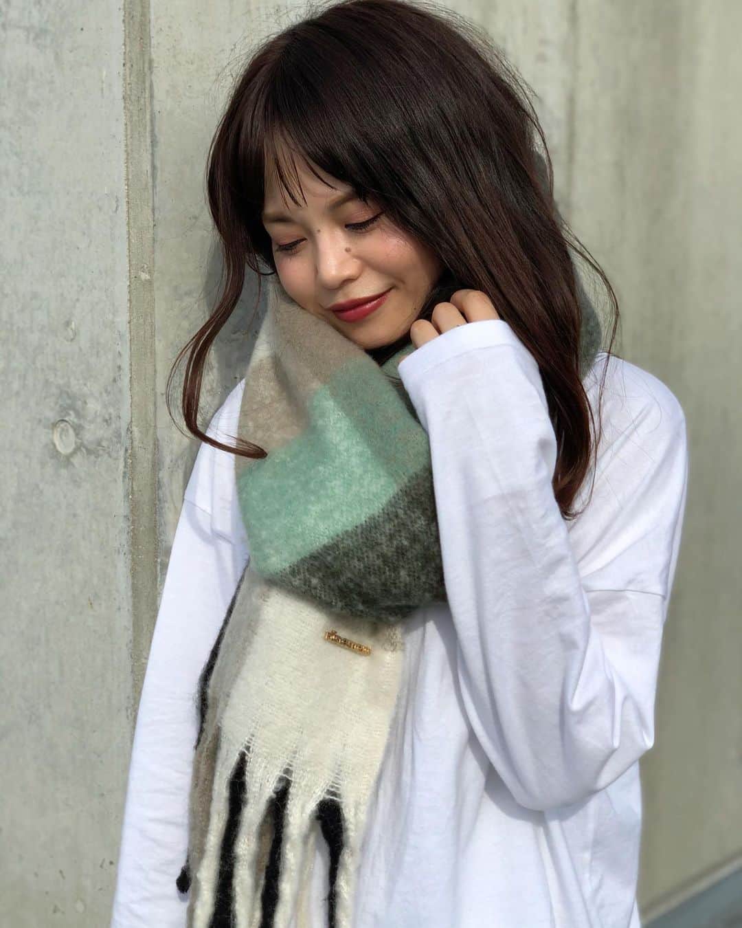新谷美奈のインスタグラム：「【SPECIAL NOVELTY🎅🏻🎄💫】﻿ ﻿ 毎年大人気のフリンジストール🧣﻿ 今年は新色5色が登場💛💙﻿ ﻿ くすみミントがアクセントになった﻿ check gray🌫﻿ キラリと光るロゴプレートもかわいい☺️💫﻿ ﻿ Nina mew﻿ stole ¥6,200+tax﻿ ______________________________________﻿ ﻿ ✔︎11/19(木)よりGATHER全店にて﻿ Nina mewの商品を税込4万円以上お買い上げの方に﻿ ロゴトートバッグをプレゼント！﻿ (なくなり次第終了となります)﻿ 今回は超数量限定です😳💗﻿ ﻿ ✔︎11/19(木)〜23(月)まで﻿ 連続ゆめポイント5倍！﻿ ﻿ 皆様のご来店心よりお待ちしております！﻿ ﻿ @ninamew_official#Ninamew#ニーナミュウ#ゆめタウン#ゆめタウン佐賀#セレクトショップ#selectshop#おすすめコーデをストーリーにUPしました😊」