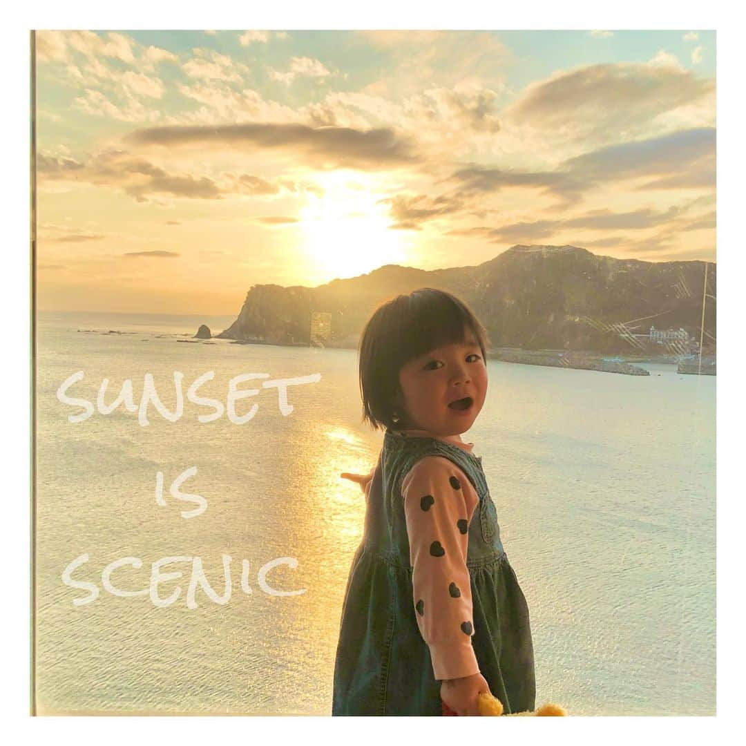 mamamizu.32さんのインスタグラム写真 - (mamamizu.32Instagram)「sunset﻿ ﻿ ﻿ ﻿ コロナウイルス第3波と﻿ そろそろインフルエンザ第1波と﻿ ノロウイルス第1波のトリプルパンチ！！﻿ 見えない敵と戦うのは大変ですよねえ、、﻿ 菌が見えるメガネとかつけたら、﻿ 息すら吸えなそうだよね、いま( ˃ ˂ )﻿ ﻿ ﻿ ウイルス対策として、ゆっちゃんは﻿ ビタミンBCDKE など フルで毎日摂取し﻿ 免疫力あげているのと、 (赤ちゃんも飲めるドリンクサプリから)﻿ 体温は汗かかない程度に温めて﻿ 菌を増やさないようにしているのと、 ビフィズス菌減らさないように﻿ 肉はなるべく避け、腸内がベタベタして﻿ 栄養吸収の妨げにならないように小麦系は﻿ 与えすぎないようにして腸の免疫をあげて 内面強化しています！！﻿ ﻿ ﻿ お砂場の真正面でめっちゃ咳してる子とかの﻿ 空気吸って移ったりとかあるし、﻿ 地面に寝っ転がるし、口に汚いもの﻿ 入れたりするしいくら目を配ってても﻿ 一瞬のすきにいつもやられる🥺﻿ こういう外からのことって防ぐの難しいから﻿ 内面のバリア強化するしかないなぁとおもう！﻿ ウイルス消す力！！﻿ ﻿ ﻿ いつもタイミング悪いの話 というか、一瞬の隙にの話なんだけど ずっと見てるのにたまたま目をそらした時﻿ ぶつかったり挟んだり汚い手をなめたり、、﻿ 落としたり、こぼしたり、投げたり、、﻿ へこむ😞🥺😭﻿ あぁ、私って親失格、、っていつも﻿ タイミング悪い時おもうよ😭🥺﻿ でもずっと目を離さないなんて無理だし﻿ 神経使うし目も気も疲れるし😭😭﻿ 気が休まる時なんか寝てる時くらいよね🥺﻿ 子供も親の目を盗んで何かしたいのは分かるけど。﻿ ﻿ 反省としてはほんとに、﻿ 安全確保してから、目を離すっていうのは﻿ しないといけないねえ🥺﻿ 命守り抜くって大変。親ってすごいよ(´；ω；｀)﻿ ﻿ ﻿ ﻿ ﻿ ﻿ ﻿  #親ってすごい  #ということは、、 #私ってすごいの？笑 #お母さんってすごい  #みんな凄い #👏🏻👏🏻👏🏻  #失敗ばかりのママだけど #あなたを守るため #必死の思いで #日々過ごしてるから #こんなママだけど #ゆるしてね  #全国のお母さんに #今日もおつかれさまでした」11月18日 23時40分 - _____.m32yy