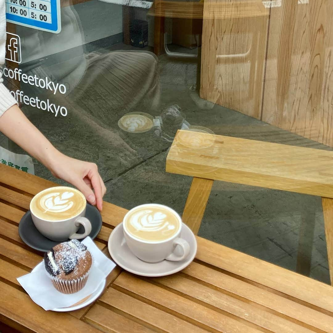 眞仲里奈のインスタグラム：「おしゃれなコーヒースタンドって、 個人的に難易度高めで未経験だったんだけど、 経験値が1上がった瞬間📸  #コーヒースタンド #カフェラテ #フラットホワイト #オレオマフィン」