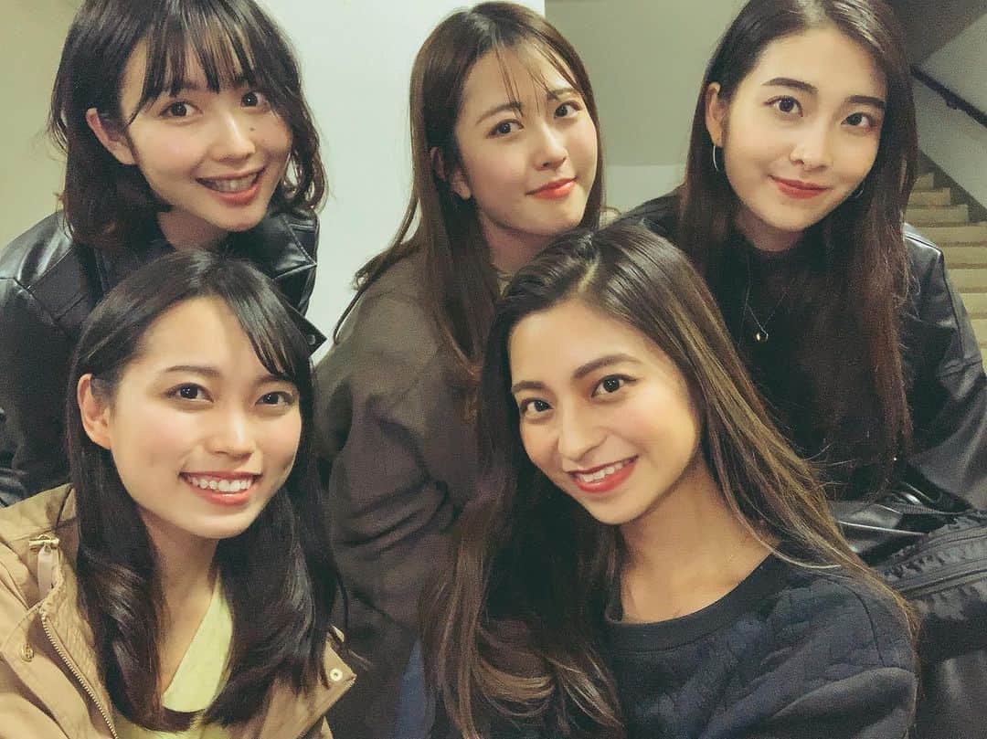 関根真優のインスタグラム：「本日はファイナルイベントに向けて全体リハーサルをしました！⭐️  1枚目はちょっと落ち着いた感じで、2枚目はいつもの私たちの雰囲気の写真です！笑 久しぶりに全員で集まることができて嬉しかったです🍀  運営さんはもちろん、イベントスタッフの方や、事務の方など、多くの方がファイナルイベントのステージを少しでも良くするためにたくさん考えて下さって本当に有難いです🙇‍♂️✨  改めてたくさんの方々に支えられてこの活動ができているのだなと感じました😭✨  そんなファイナルイベント、会場まで来れる方はぜひ来て欲しいですし、難しい方はぜひライブ配信で見て頂きたいです🙌  投票も残り今日入れて4回！！ 最後まで応援よろしくお願いします🤍  #ミスキャンパス同志社女子2020 #ミスキャン#ミスコン#同女#ファイナリスト#ファイナルイベント#会場でぜひ！#会場に来れなくてもライブ配信でぜひ！#どこでも誰でも見れます#とりあえず予約だけでも！」