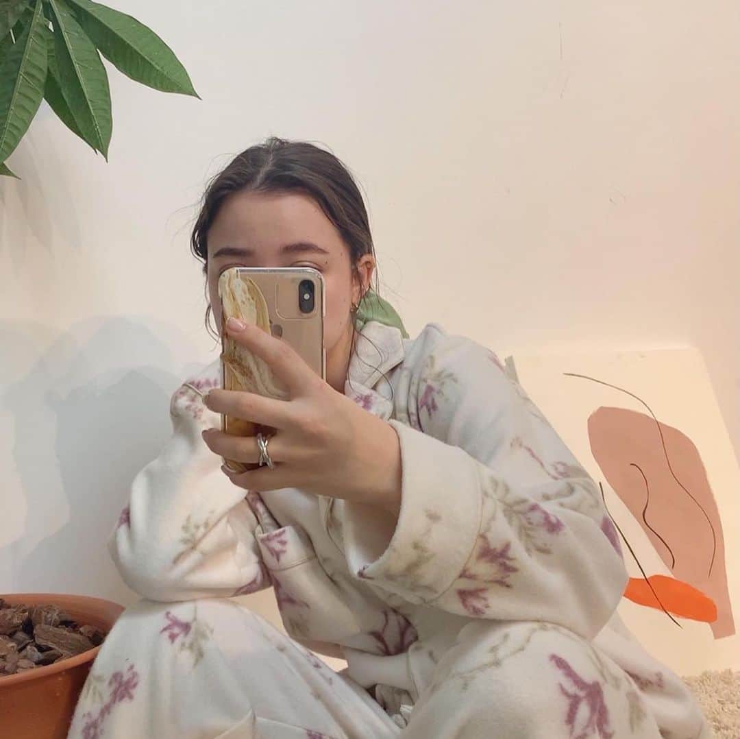 のインスタグラム：「. . 【SNIDEL HOME】 11/25-12/8 銀座三越　 本館3階で行われる初のPOP UP！  初日わたしもお店に立つことになりました✨ しばらく店頭からは離れていたので皆さんに会える機会は久しぶりなのです☺️  平日ではありますが、是非11/25ご来店いただけますと嬉しいです！お会いできること楽しみにしております❤︎来てくれる人〜🙋‍♀️（笑）  今日ポップアップ限定ねこちゃん🐈を並べてみたら可愛くて思わずパシャリ（2枚目）  ★ポップアップ限定商品、ポップアップ店舗限定カラー、ノベルティたくさんご用意しております！3枚目以降参考にご覧ください！詳細はONLINEをご覧ください！  【銀座三越 本館3階】 11/25（WED）～12/8（TUE）  【ジェイアール名古屋タカシマヤ 5階】 12/2（WED）～12/8（TUE）  【ルミネ新宿２店 2階】 12/11（FRI）～12/25（FRI）  【札幌大丸 1階】 12/16（WED）～12/25（FRI）  ★オンラインでのポップアップが決定！ ZOZOTOWN 12/10(THU)～12/27(SUN)  #SNIDELHOME #スナイデルホーム #ルームウェア」