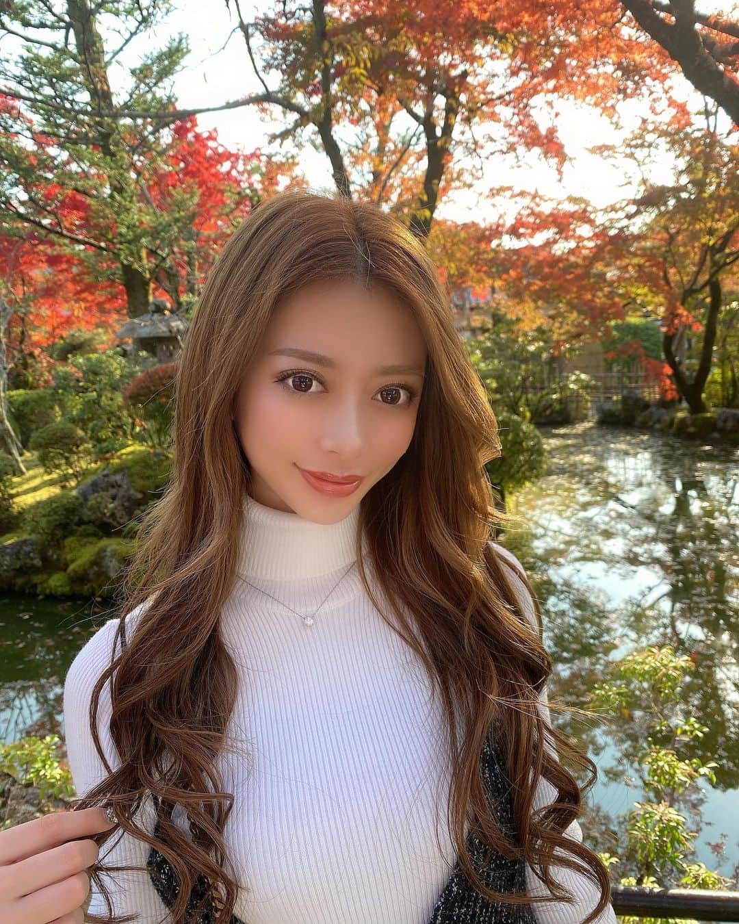 望月みらいのインスタグラム：「・ 京都紅葉綺麗だった🍁 ・ 旅行行く前に髪の毛綺麗にしてもらったよ🤍 @kouki_95_1107  さんにやってもらいました！ ありがとうございます🌰 ・ まつ毛は @lapis_nana さん🤍 今回もパリジェンヌ！ななさん上手だからいつもぎゅいんぎゅいん！ ありがとうございます🤍」
